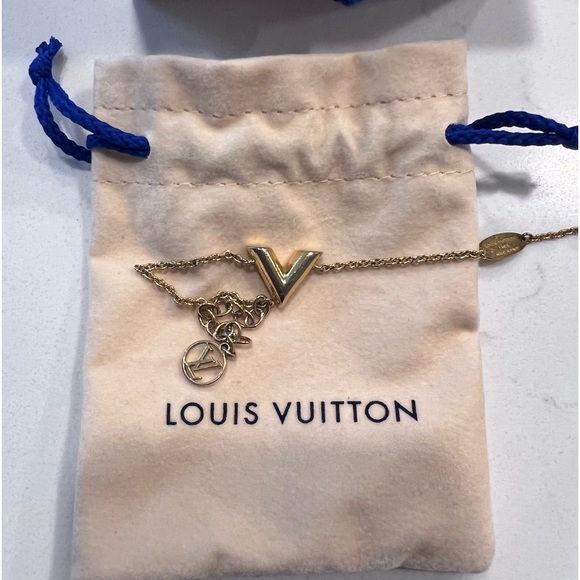 Louis Vuitton essential V bracelet - Picture 3 of 13